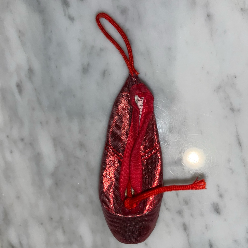 Freed Of London Pointe show keychain